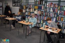 Dyskusyjny Klub Książki - czytelniczki siedzące przy stolikach