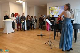 Młoda artystka przed publicznością