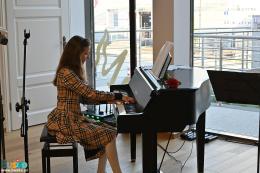 Młoda pianistka przy fortepianie