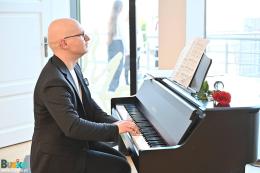 Przy fortepianie Paweł Korepta