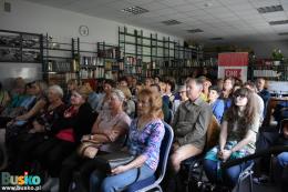Czytelnicy zebrani na spotkaniu