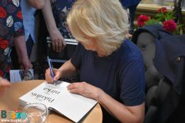 Artystka podpisuje książki