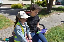 Kobieta z dziewczynką czytają ksiązkę