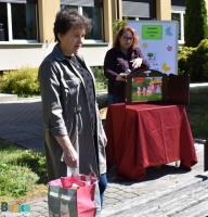 Kobiety witają dzieci