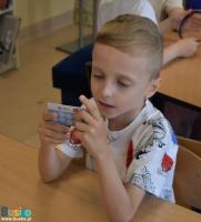 Chłopiec ogląda kartę biblioteczną