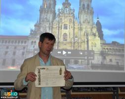 Maciej Młynarczyk prezentuje pamiątkowe pismo