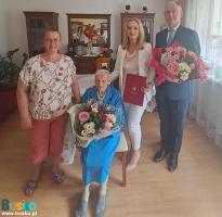  Jubilatka wśród gości, po prawej Burmistrz Miasta i Gminy Busko-Zdrój Jerzy Szydłowski i Kierownik Urzędu Stanu Cywilnego Agnieszka Wilk