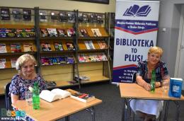 Dwie kobiety siedzące przy stolikach