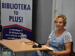 Kobieta z książką przy stoliku 