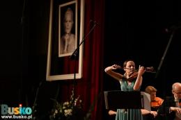 Skrzypaczka na scenie, w tle zdjęcie Krystyny Jamroz