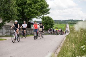 Zdjęcia przedstawiają uczestyników rajdu ,,Rowerem przez Busko-Zdrój", który odbył sie 6.06.2021r. 