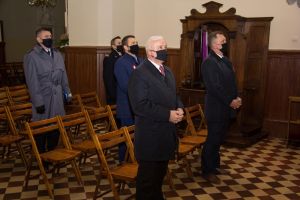 Zdjęcie przedstawia władze samorządowe wraz przedstawicielami służb mundurowych  podczas mszy św. sprawowanej w intencji Ojczyzny w kościele Niepokalanego Poczęcia Najświętszej Marii Panny w Busku-Zdroju. 