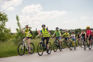 Zdjęcia przedstawiają uczestyników rajdu ,,Rowerem przez Busko-Zdrój", który odbył sie 6.06.2021r. 