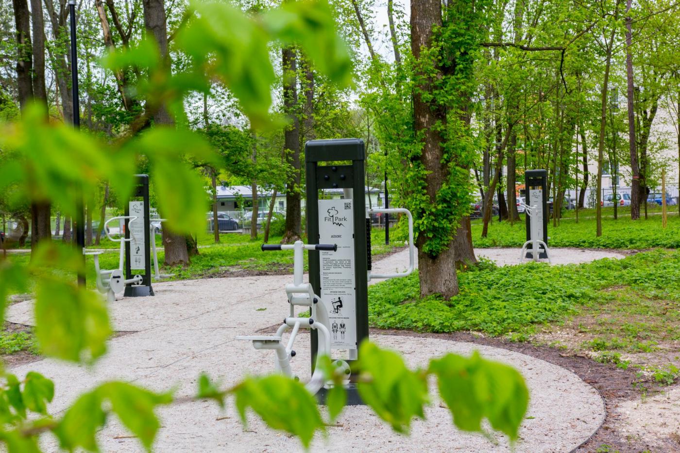 Zakup, dostawa i montaż elementów siłowni zewnętrznej na terenie parku „Małpi Gaj"