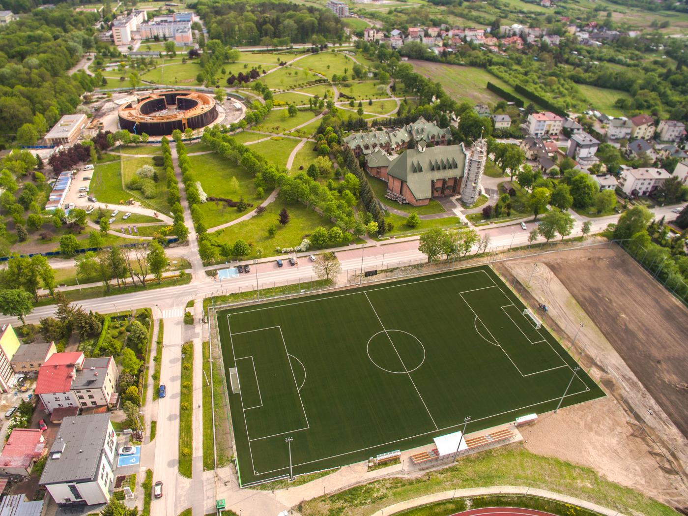 Przebudowa stadionu sportowego przy ul. Kusocińskiego w Busku-Zdroju – etap I – dokończenie robót